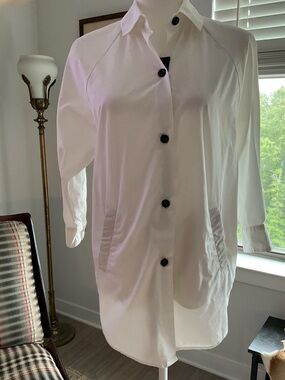 Band of Outsiders white cotton button down black accents. S- 0/S